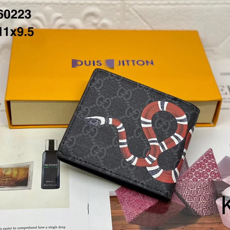 Gucci Wallets
(17 Styles)